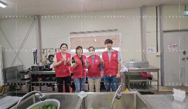 현충원 매월 정기 급식봉사 참여.